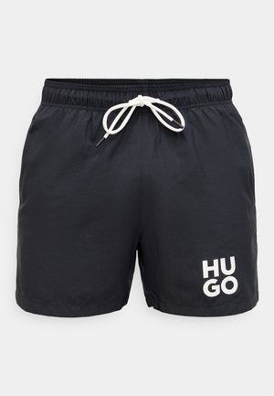 Pantaloni scurți de înot bleumarin, dintr-un material ușor, cu talie elastică și șiret alb. Prezintă un detaliu cu logo alb în fa�ță.