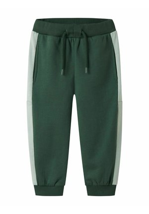 Pantalons de survêtement verts avec taille à cordon, dotés de panneaux latéraux gris clair, de poignets côtelés et de deux poches latérales. Fabriqués en tissu doux.
