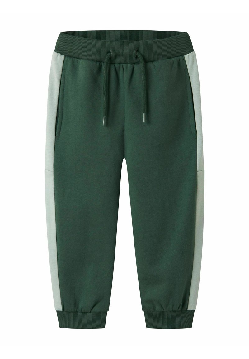 Groene sweatpants met een trekkoord in de taille, voorzien van lichtgrijze zijpanelen, ribbelmanchetten en twee zijzakken. Gemaakt van zachte stof.