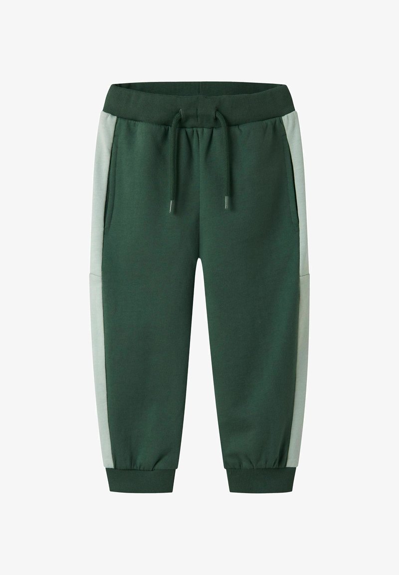 Groene sweatpants met een trekkoord in de taille, voorzien van lichtgrijze zijpanelen, ribbelmanchetten en twee zijzakken. Gemaakt van zachte stof.
