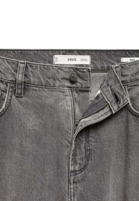Šedé jeansy z denimu se zapínáním na knoflíky a zip, s klasickým pětipocket designem a hladkým, texturovaným povrchem.