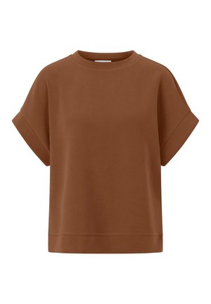 Hnedý voľný top s krátkymi rukávmi, srolovanými manžetami a okrúhlym výstrihom, zobrazený na bielom pozadí.