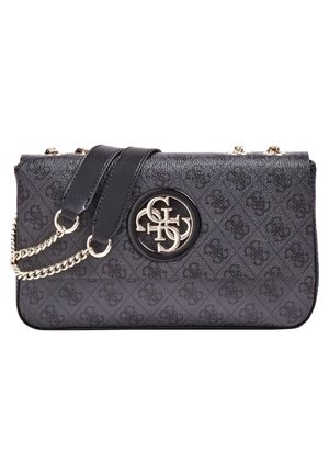 Pochette de créateur noire avec motif monogramme, bandoulière chaîne dorée et emblème circulaire en or sur le rabat avant.