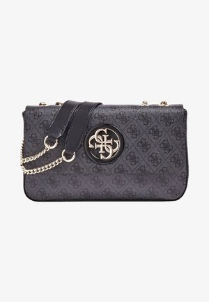 Pochette de créateur noire avec motif monogramme, bandoulière chaîne dorée et emblème circulaire en or sur le rabat avant.