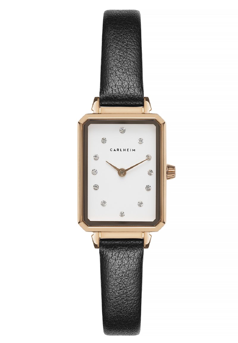 Reloj rectangular con esfera blanca, bisel en tono dorado, correa de cuero negra y marcadores de strass. Presenta una corona dorada en el lateral.