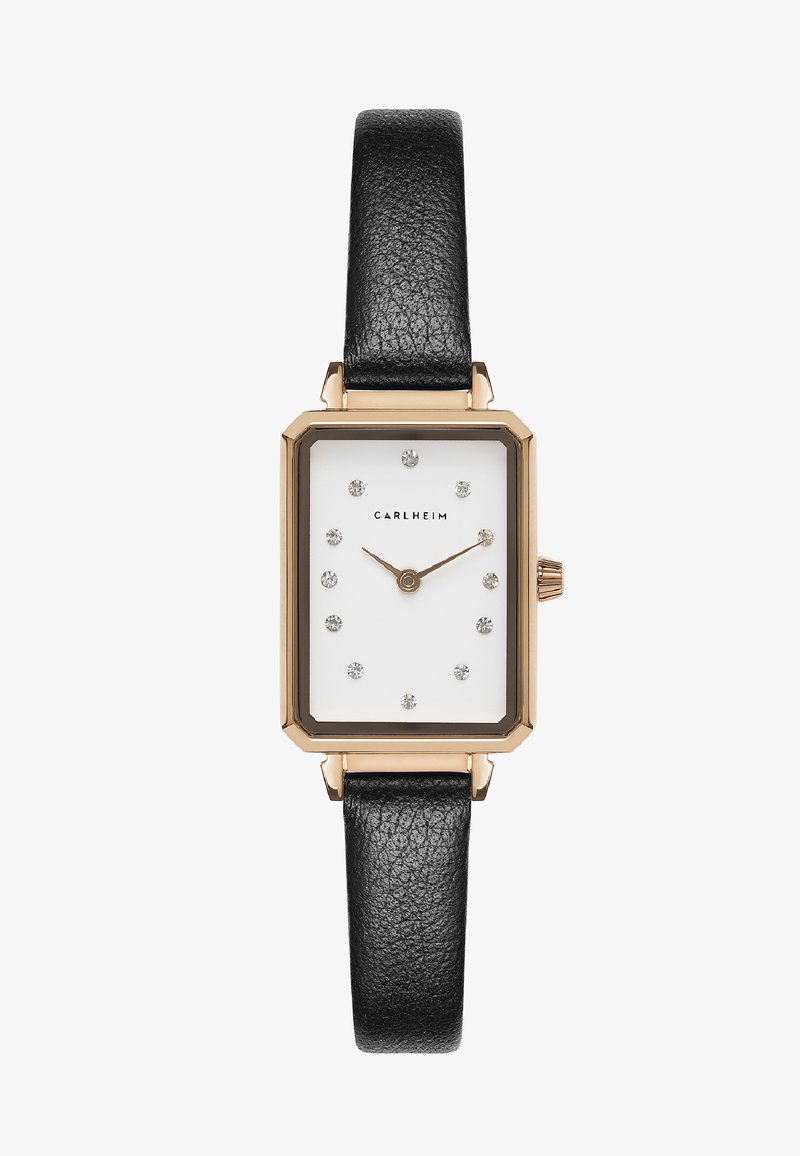 Reloj rectangular con esfera blanca, bisel en tono dorado, correa de cuero negra y marcadores de strass. Presenta una corona dorada en el lateral.