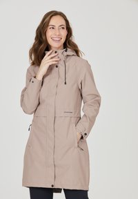 Lys beige vandtæt jakke med frontlynlås, justerbar hætte og dobbelt sidelommer. Glat tekstur med minimal branding på brystet.