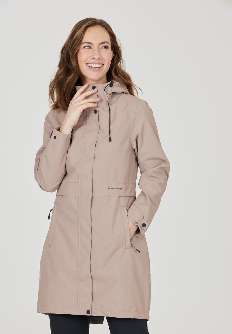 Lys beige vandtæt jakke med frontlynlås, justerbar hætte og dobbelt sidelommer. Glat tekstur med minimal branding på brystet.