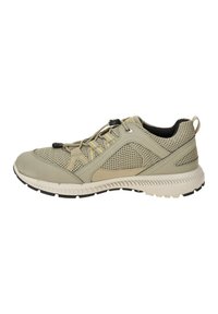 Leichte Sportschuh aus beige und grau Mesh, mit einer strukturierten Oberfläche, elastischen Schnürsenkeln und einer Gummisohle mit einem gemusterten Profil.