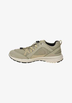 Leichte Sportschuh aus beige und grau Mesh, mit einer strukturierten Oberfläche, elastischen Schnürsenkeln und einer Gummisohle mit einem gemusterten Profil.