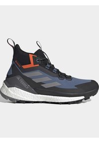 Czarno-niebieski but trekkingowy z teksturowaną cholewką, pomarańczowymi akcentami, podszewką Gore-Tex i grubą białą podeszwą środkową dla amortyzacji.