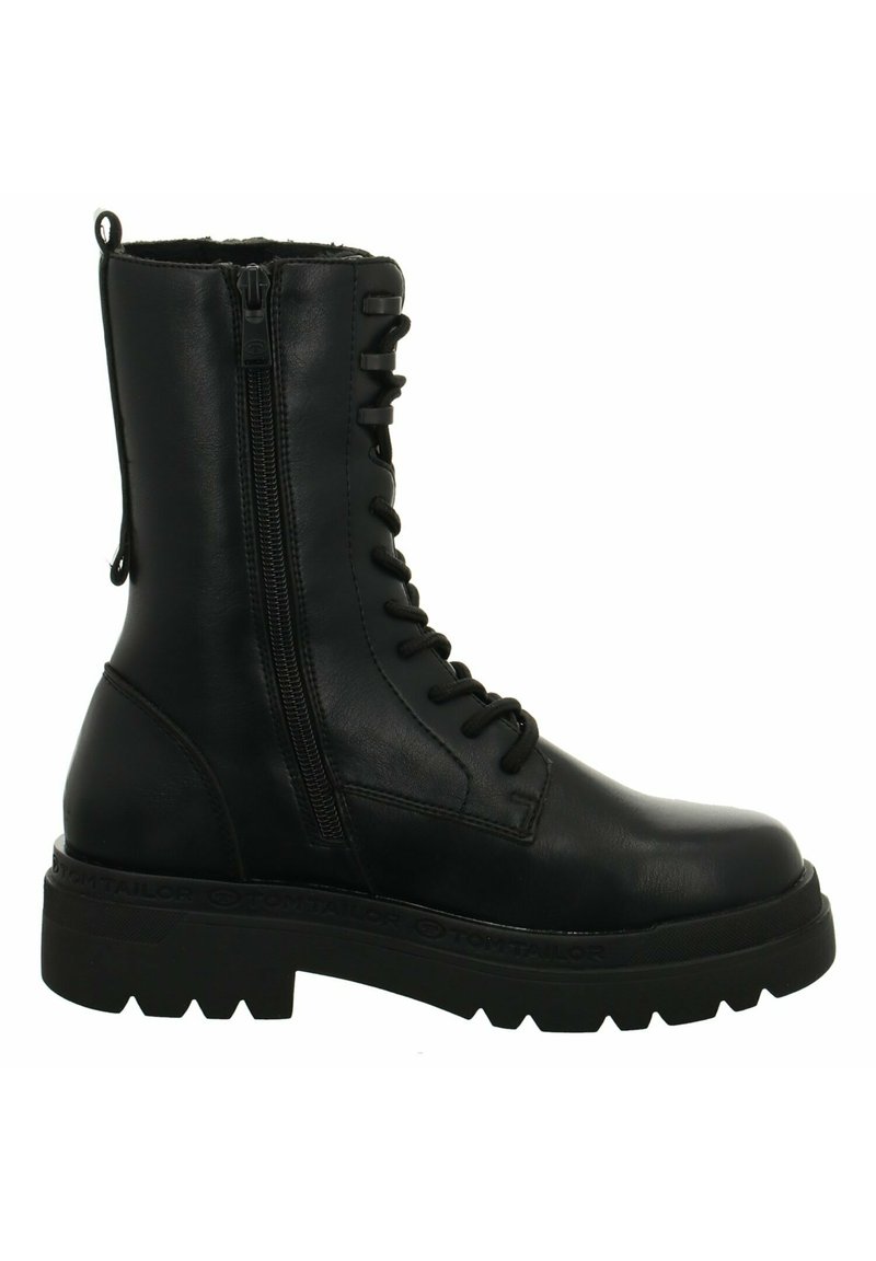 Bottine en cuir noir à lacets avec une fermeture éclair sur le côté, semelle épaisse et détails texturés le long des œillets. Logo sur le talon.
