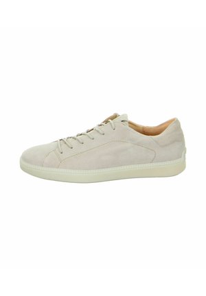 Beige Wildleder-Sneaker mit glatter Oberfläche, runder Zehenpartie und kontrastierender weißer Gummisohle. Verfügt über eine Schnürung vorne und ein minimalistisches Design.