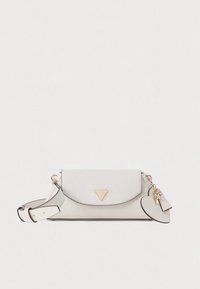 Lysegrå lærhåndveske med klaffelukking, gulldetaljer og avtagbart anheng. Har en geometrisk logo og kontrasterende svart kant.