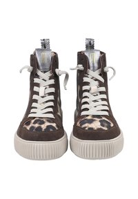 Braune Wildleder-Hochschlüssel-Sneaker mit Akzenten im Leopardenmuster, weißen Schnürsenkeln und strukturierten, cremefarbenen Gummisohlen. Silberne Hardware an der Zunge.