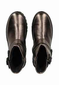 Botas de ante oscurecidas de cuero hasta el tobillo con un acabado texturizado, suelas de goma, forro interior y cremalleras laterales para un fácil uso.