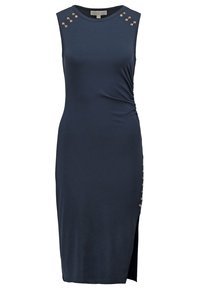 Robe midi bleu marine sans manches avec fente sur le côté et boutons dorés aux épaules et le long d'une couture latérale.