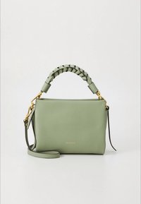 Heleda rohelise nahast käekott punutud sangaga, kuldsete detailidega, lameda keha disainiga ja eemaldatava õlarihmaga. Minimalistlik logoga detail.