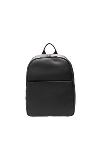 Černý kožený batoh s texturovaným povrchem, zaobleným tvarem, horní rukojetí a přední kapsou na zip. Na přední straně je umístěno logo značky.