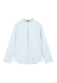 Lichtblauwe langesleeve blouse met een ronde halslijn, voorzien van een knoop detail aan de voorkant en een relaxte pasvorm. Zachte, gladde textuur.