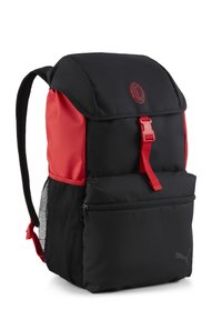 Zaino nero e rosso realizzato in tessuto resistente, con parte superiore arrotondata, spallacci regolabili, tasca frontale con zip e tasca laterale in rete.