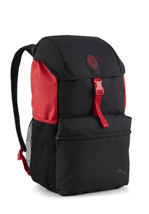 Zaino nero e rosso realizzato in tessuto resistente, con parte superiore arrotondata, spallacci regolabili, tasca frontale con zip e tasca laterale in rete.