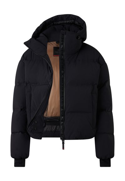 Zwarte donsjas met een ritssluiting aan de voorkant, capuchon en elastische manchetten. Heeft een gladde buitenkant en een lichtbruine voering aan de binnenkant.