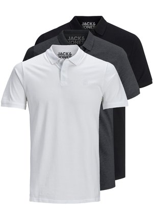 Trois polos en blanc, gris foncé et noir ; fabriqués en coton, à manches courtes, col classique, avec un branding subtil au niveau du col.