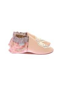 Des chaussures d'enfants roses présentant un dessus lisse avec un design Hello Kitty, une manche élastique et une semelle douce et texturée, accentuée de paillettes.