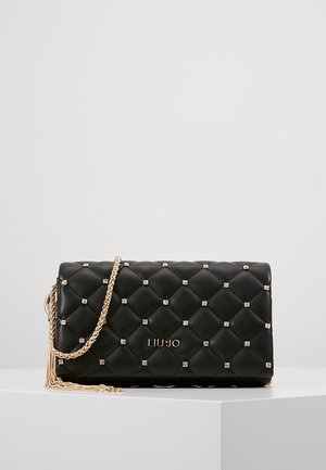 Zwarte gewatteerde leren clutch met kleine metalen studs en gouden kettingband, met het "LIU JO" logo aan de voorkant.