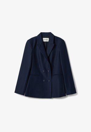 Marineblauwe double-breasted blazer met gestructureerde revers, twee voorzakken en knoopsluitingen; gladde stof met een getailleerde pasvorm.