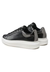Baskets en cuir noir avec une texture lisse, bout rond, accents gris et une semelle en caoutchouc blanche avec un logo "GUESS".