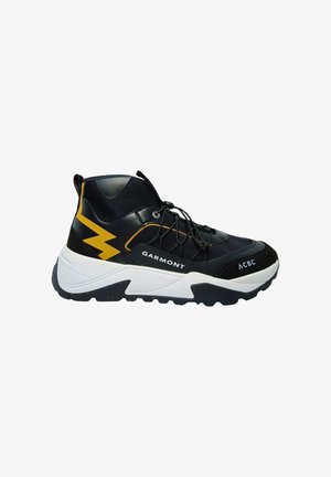 Scarpa sportiva nera e gialla con una tomaia texturizzata, suola bianca e accento a zigzag. Presenta un design con lacci e un marchio sul lato.