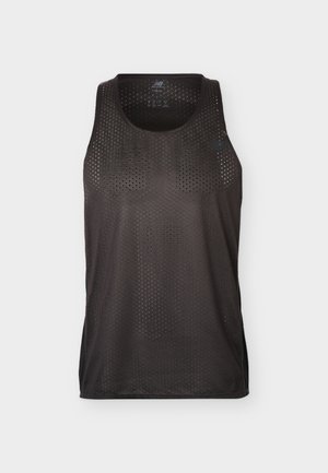 Camiseta sin mangas deportiva negra de malla con paneles de ventilación perforados, cuello redondo y tela ligera y transpirable.