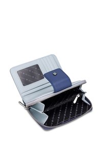 Peněženka z světle modré a tmavě modré kůže, se zipovým uzávěrem, sloty na karty, průhledným oknem na průkaz a černým interiérem s logem.