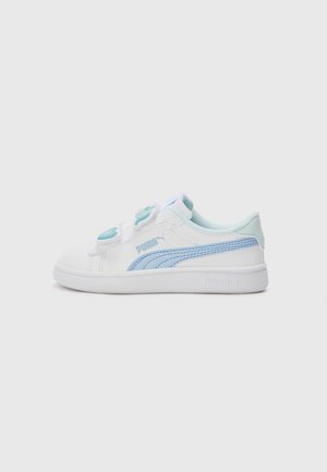 Sneakers bianchi con accenti blu chiaro, caratterizzati da un materiale liscio, forma arrotondata, dettagli testurizzati e un logo prominente sul lato.