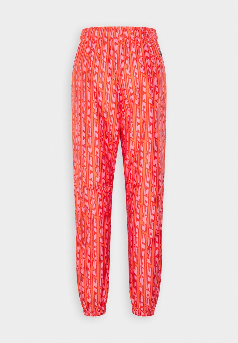 Pantalones jogger de cintura elástica en tonos rojo brillante y rosa con un estampado, con piernas ajustadas y puños elásticos, sobre un fondo blanco.