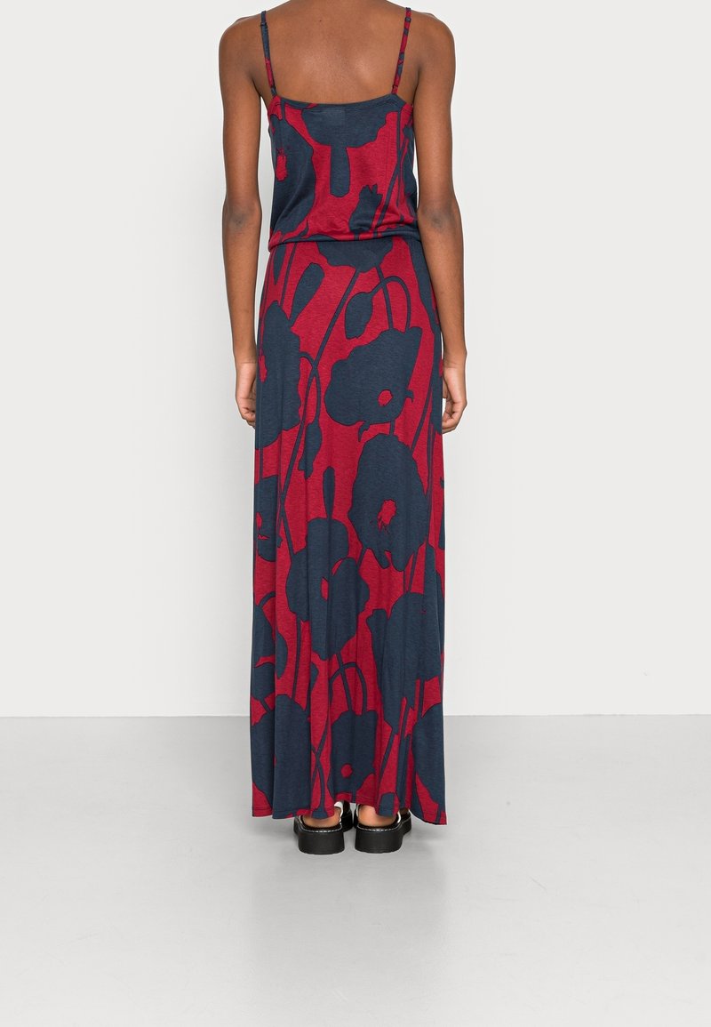 Robe maxi avec un motif floral rouge et bleu marine, bretelles spaghetti fines et coupe décontractée. Fabriquée en tissu doux et léger.