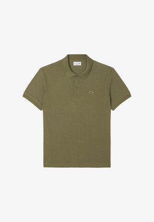 Polo verde de algodón, con un collar clásico, dos botones y un pequeño logo bordado en el lado izquierdo del pecho. Mangas cortas.