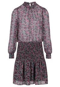 Blomstret kjole med høj hals, lange ærmer og smocket talje. Materialet har en gennemsigtig, let tekstur i nuancer af pink og grøn.