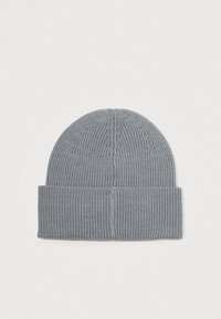 Šedá pletená čiapka s roleným lemom a vertikálnym jemným vzorom, vyrobená z jemného materiálu, s bezšvovým prešívaním na vrchole.