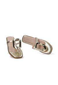 Sandalias planas metálicas doradas con punta cuadrada, gran detalle de hebilla brillante y tira delgada a lo largo del pie sobre fondo blanco.