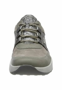 Chaussure de sport grise avec une tige en suède et en tissu métallique, des lacets texturés, une languette rembourrée et une semelle en caoutchouc blanc avec traction.