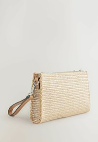 Vävd halmclutch i rektangulär form, med ett länkat läderrem i tan-färg och silver-tonad hårdvara, i en naturlig beige färg och textur.