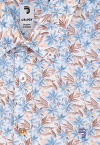 Korte mouwen shirt van lichtgewicht stof, met een bloemenpatroon van blauwe bloemen, bruine bladeren en een witte achtergrond. Bruine knopen.