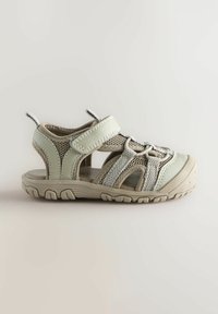 Ljusgrön sandal med nät- och syntetmaterial, justerbar rem, texturerad sula och öppen design för andningsförmåga och flexibilitet.