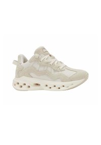 Beige SportSneaker mit einem Obermaterial aus Mesh und Wildleder, strukturiertem, gewelltem Design, flachen Schnürsenkeln und einer dicken, gepolsterten Sohle mit Ausschnitten.