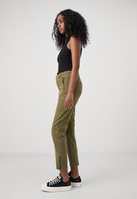 ONLY Petite ONLMISSOURI ZIP  - Hlače - olive