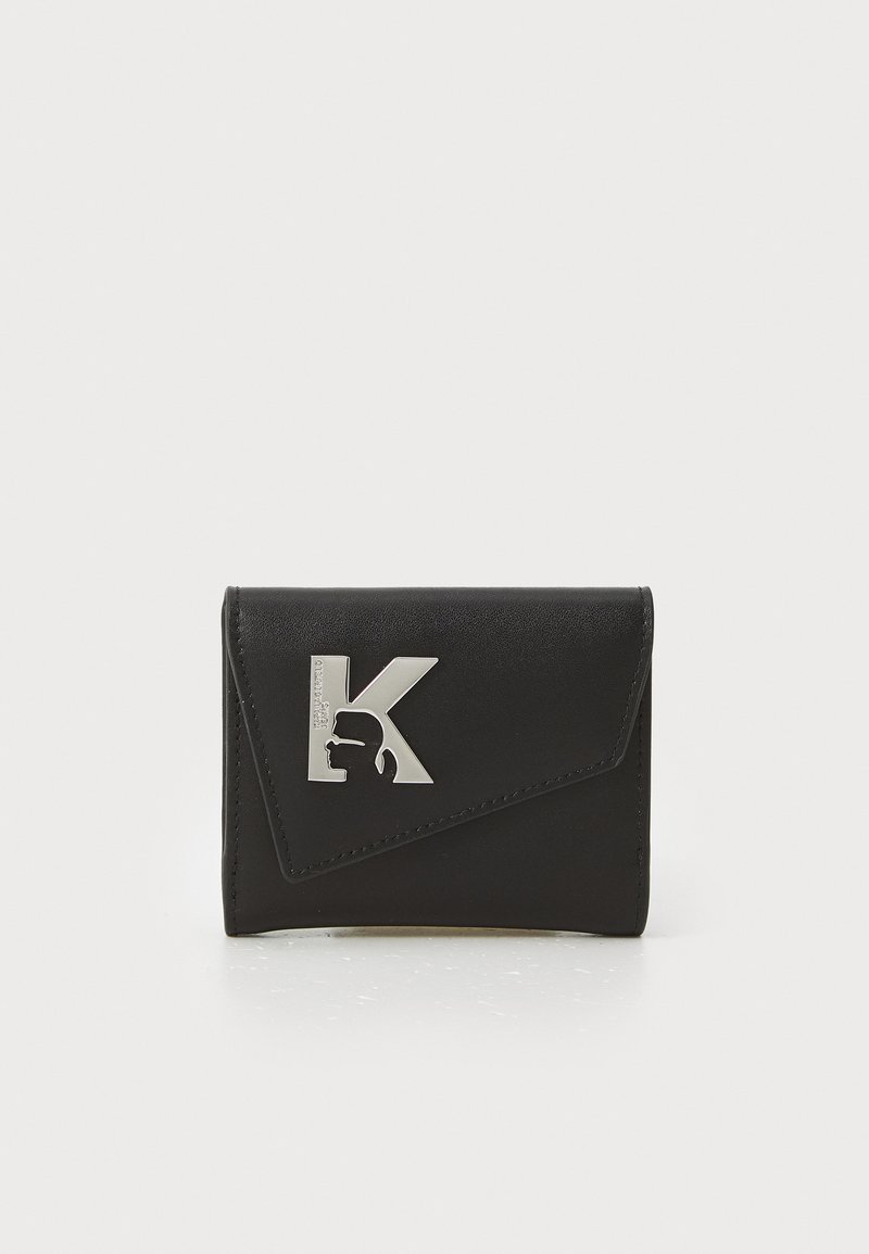 Crni kožni novčanik s akcentom od srebrnog metala u obliku logotipa, s trokutastim preklopom i urednim šavovima. Kompaktan oblik, gladak tekstura.