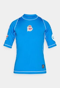 Modrá sportovní košile s krátkými rukávy a vysokým límcem, s logem na hrudi a kontrastním bílým prošitím podél švů.